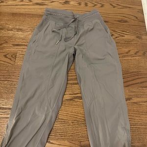 LULULEMON Dance Studio Mid-Rise Pant
Short (Gray)